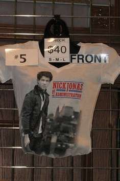 Nick-Jonas-The-Administration-Tour-Nashville-4-01-10-nick-jonas-9767062-235-352 - T-shirt