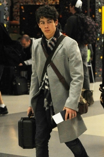 LAX-Airport-17-12-09-nick-jonas-9469606-340-512