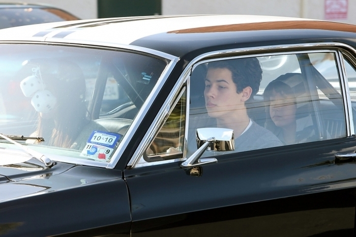 Nick-Frankie-Maya-at-Pattie-s-Cafe-in-LA-14-12-09-nick-jonas-9445914-712-474