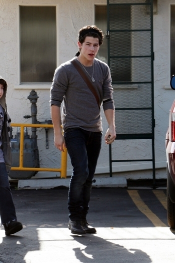 Nick-Frankie-Maya-at-Pattie-s-Cafe-in-LA-14-12-09-nick-jonas-9445908-474-712