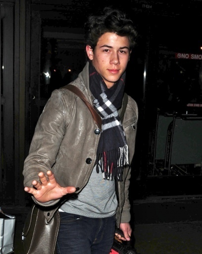 Arriving-at-LAX-Airport-9-12-09-nick-jonas-9445899-408-512 - LAX Airport 17 12 09