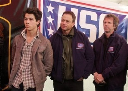 USO-s-Community-Strong-11-12-09-nick-jonas-9395624-352-250