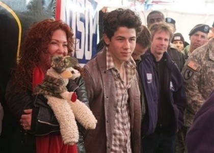 USO-s-Community-Strong-11-12-09-nick-jonas-9395630-350-250