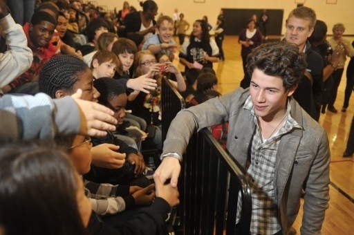 USO-s-Community-Strong-11-12-09-nick-jonas-9403446-512-340 - USO Community Strong