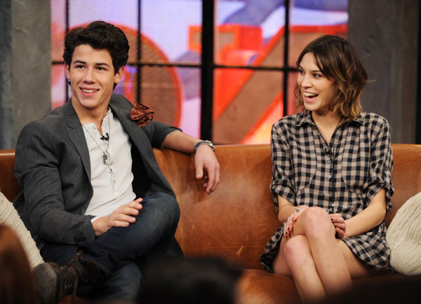 It-s-On-With-Alexa-Chung-8-12-09-nick-jonas-9365539-600-434 - AT Alexa Chung