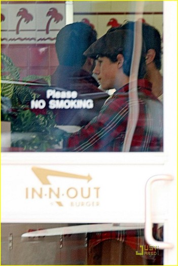 Nick-Jonas-in-out-Burger-nick-jonas-9246145-816-1222 - Out and in at burger