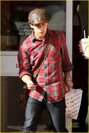 Nick-Jonas-in-out-Burger-nick-jonas-9246147-816-1222 - Out and in at burger