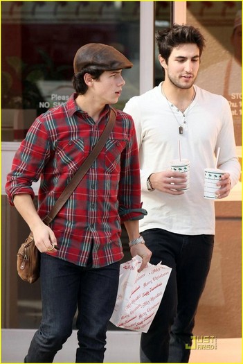 Nick-Jonas-in-out-Burger-nick-jonas-9246142-816-1222 - Out and in at burger