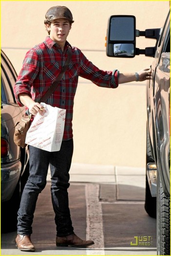 Nick-Jonas-in-out-Burger-nick-jonas-9246148-816-1222 - Out and in at burger