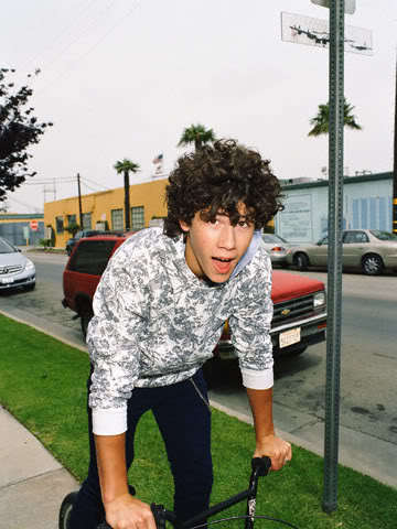 Nick-J-nick-jonas-9042402-360-480 - Pe bicicleta