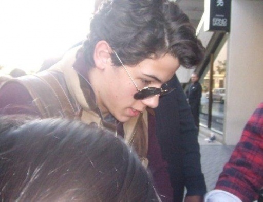 Out-at-Four-Seasons-Hotel-in-Toronto-ON-Canada-9-19-nick-jonas-8248205-512-393 - Out at Four Seasons Hotel in Toronto ON Canada