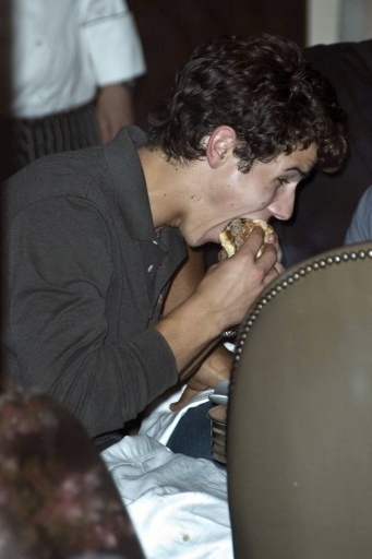 Out-Eating-at-Four-Seasons-Hotel-in-Toronto-14-09-09-nick-jonas-8169395-341-512 - Out Eating at Four Seasons Hotel