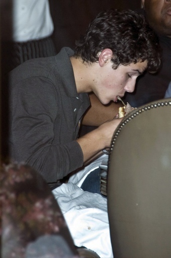 Out-Eating-at-Four-Seasons-Hotel-in-Toronto-14-09-09-nick-jonas-8169390-341-512 - Out Eating at Four Seasons Hotel