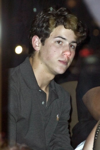 Out-Eating-at-Four-Seasons-Hotel-in-Toronto-14-09-09-nick-jonas-8169391-341-512 - Out Eating at Four Seasons Hotel