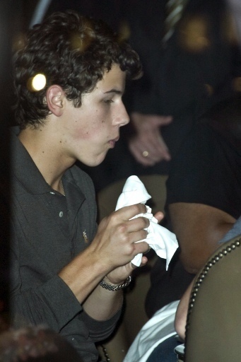 Out-Eating-at-Four-Seasons-Hotel-in-Toronto-14-09-09-nick-jonas-8169392-341-512 - Out Eating at Four Seasons Hotel