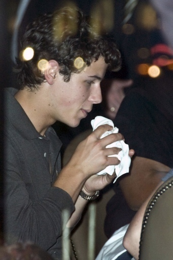 Out-Eating-at-Four-Seasons-Hotel-in-Toronto-14-09-09-nick-jonas-8169394-341-512 - Out Eating at Four Seasons Hotel