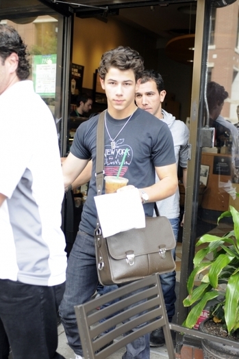 -Nick-getting-Starbucks-in-Toronto-09-11-nick-jonas-8129039-473-712