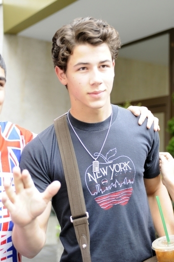 -Nick-getting-Starbucks-in-Toronto-09-11-nick-jonas-8129040-473-712