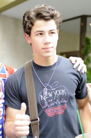 -Nick-getting-Starbucks-in-Toronto-09-11-nick-jonas-8129045-473-712