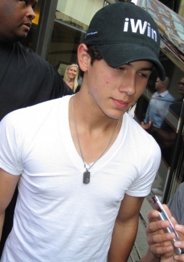Out-at-Four-Seasons-Hotel-in-Toronto-7-09-nick-jonas-8064341-360-512