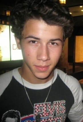 Out-at-Four-Seasons-Hotel-in-Toronto-5-09-nick-jonas-8064277-291-427