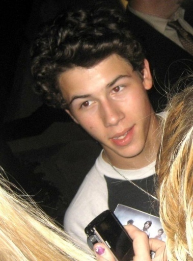 Out-at-Four-Seasons-Hotel-in-Toronto-5-09-nick-jonas-8064279-379-512