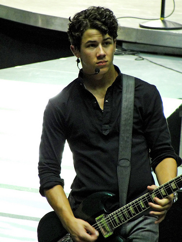 World-Tour-2009-nick-jonas-8017056-375-500 - World Tour 2009