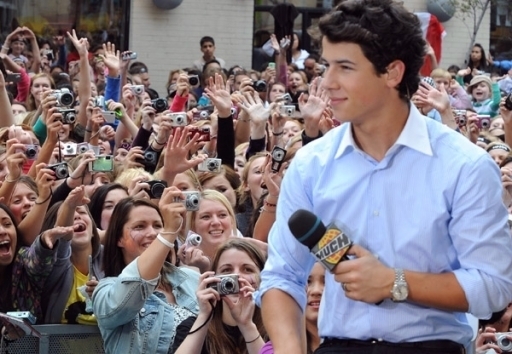 Live-Much-Music-nick-jonas-7930582-512-354