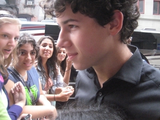 28-08-09-nick-jonas-7904283-512-384