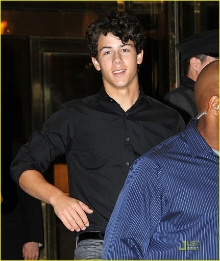 Leaving-Trump-Intl-Hotel-nick-jonas-7904269-431-512