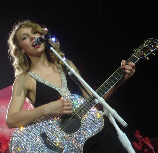 2q80eg3 - Taylor Swift