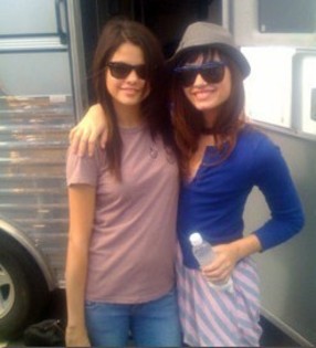 Demi-and-Selena-on-set-princess-protection-program-2343295-247-272 - Demi si Selena