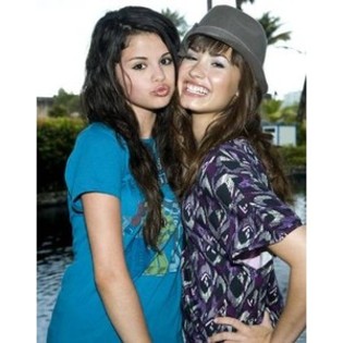 img-thing (1) - Demi si Selena