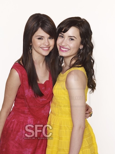 selena-gomez-demi-photoshoot-11 - Demi si Selena