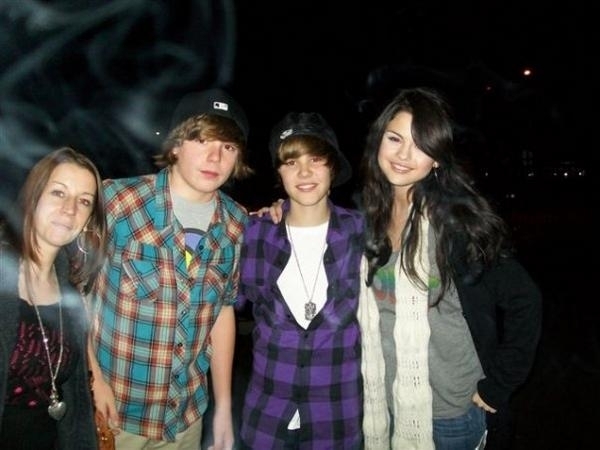 Justin-s-Mom-Christian-Justin-and-Selena-Gomez-justin-bieber-8955436-600-450 - Justin Bieber