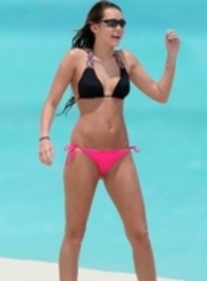 11654224_PBQLQVVCM - miley  in bahamas