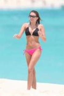 11654260_MAQGVSVBG - miley  in bahamas