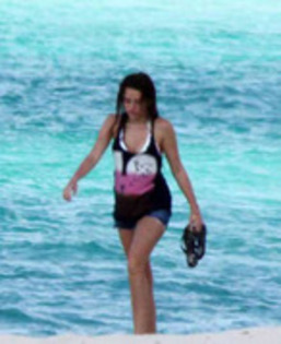 11654207_LWGGDMTCR - miley  in bahamas