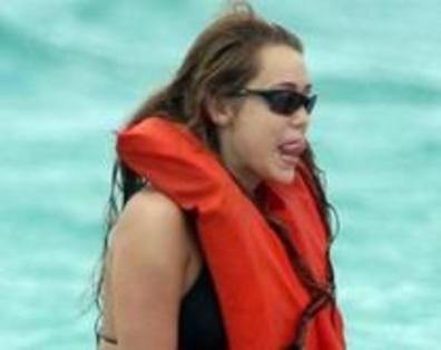 11654214_ZRXNETICW - miley  in bahamas