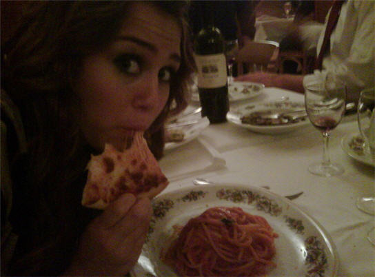 miley_cyrus_eats_pizza - Miley Cyrus
