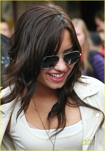 normal_demi-lovato-paint-splatter-02