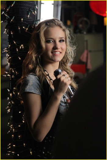 r6zju8 - Emily Osment