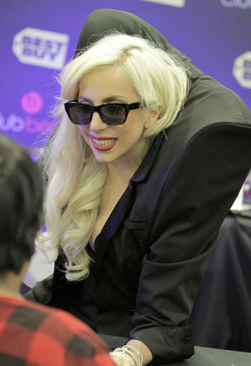 lady-gaga-shoulder-pads-high-at-the-fame-moster-cd-signing
