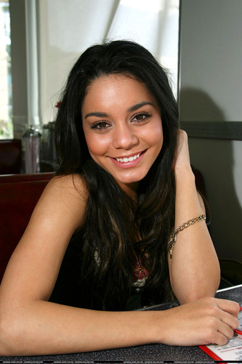 Vanessa-Anne-Hudgens-vanessa-anne-hudgens-169835_666_1000 - vanessa hudgens