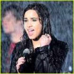 Demi in ploaie - Club Demi Lovato-propus de MiRu21
