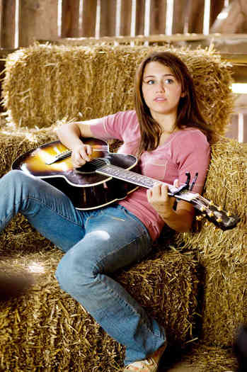 hannah_montana_the_movie31 - Miley And Hannah