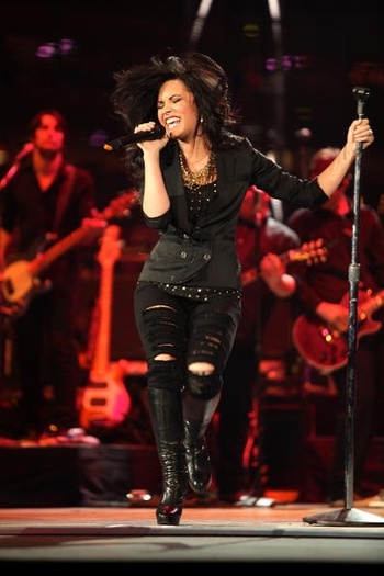 demicentral08 - demi lovato poze diferite