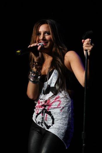SYTNHCQTUOVUDKWJGNB - Ashley Tisdale