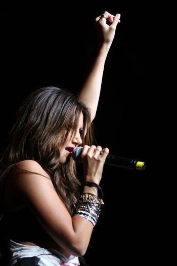 VGNQFVUCCAAXGHHQQQN - Ashley Tisdale