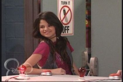 2-01-Smarty-Pants-Screencap-selena-gomez-7388929-400-266 - Album pt demiselenaandnicolefan